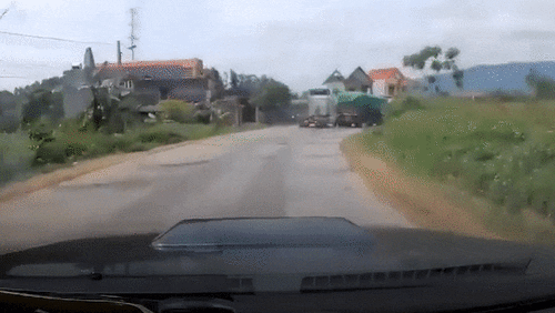Xe đầu kéo cố vượt ẩu, 3 người đi xe máy thoát nạn trong gang tấc