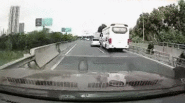 Ô tô 4 chỗ cố tình lấn làn, chèn ép xe khách và cú húc ngang sườn