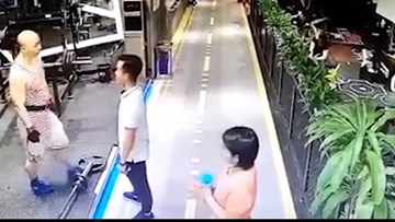 Huấn luyện viên to lớn bắt nạt người đàn ông nhỏ bé và kết quả không ngờ