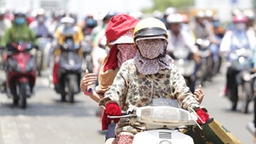 Hà Nội ngoài trời 45 độ, nắng cháy da đến bao giờ?