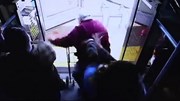 Người phụ nữ nóng nảy xô ngã cụ ông trên xe buýt bị buộc tội giết người