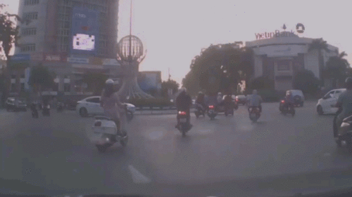 Hải Dương: Đạp nhầm chân ga, nữ tài xế Mazda đâm liên hoàn nhiều xe máy