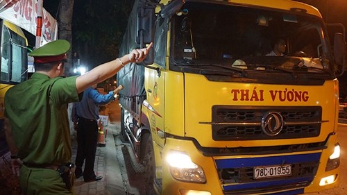 Tài xế đóng chặt cửa cố thủ 3 tiếng trên xe nhận kết bất ngờ