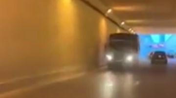 Xe tải phóng ngược chiều cực nguy hiểm trong hầm chui Hà Nội