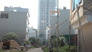 Giữa Thủ đô: Cảnh nhếch nhác, nguy hiểm ở khu dân cư không điện nước