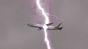 Khoảnh khắc sét đánh trúng máy bay giữa trời