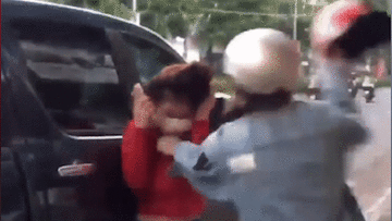 Nghi vấn 'bom hàng', cô gái bị chủ shop dùng mũ bảo hiểm đánh tới tấp