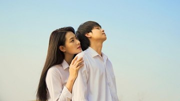 Diễn viên Minh Trang như muốn ngất vì bị xối nước vào sáng sớm