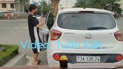 Nữ tài xế dừng ô tô giữa đường để đi mua đồ ăn gây bức xúc