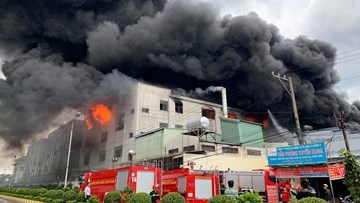 Cháy dữ dội ở Khu công nghiệp Việt Hương 1, Thuận An, Bình Dương