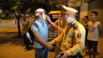 Tấn công cả CSGT khi bị kiểm tra nồng độ cồn