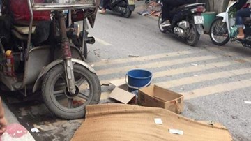 Hà Nội: Xe ba gác chở nặng mất phanh, lật nghiêng đè một người tử vong