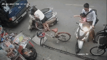 Bố bất cẩn, xe máy bất ngờ rồ ga lao vào hàng tạp hóa đè lên con gái