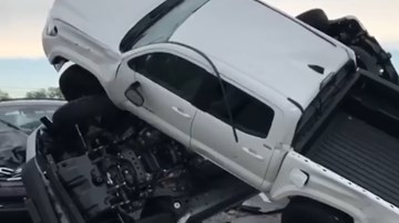 Lốc xoáy càn quét đại lý ô tô, hàng loạt xe bẹp rúm, chất chồng như đồ chơi