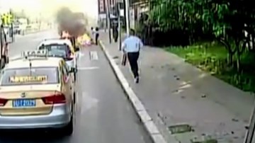 Tài xế xe buýt nhanh trí cứu sống người đàn ông bị lửa thiêu sống