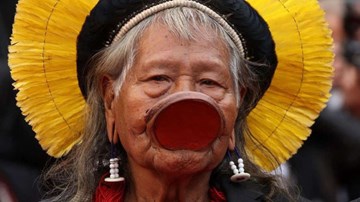 Tộc trưởng thổ dân nổi bật giữa thảm đỏ Cannes