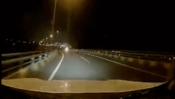Xe máy đi ngược chiều, tông trực diện ô tô trên đường dẫn lên cao tốc