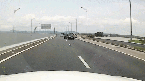 Ô tô con 'liều lĩnh' chạy ngược chiều trên cao tốc Hải Phòng - Quảng Ninh