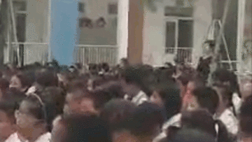 Cô giáo mang bầu đi lại liên tục quạt mát cho học trò dưới sân trường