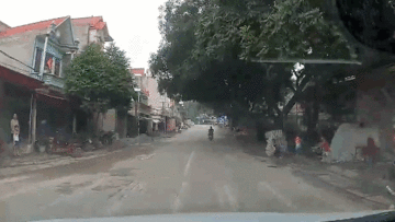 Tài xế xử lý xuất thần tránh kịp bé trai bất ngờ lao sang đường