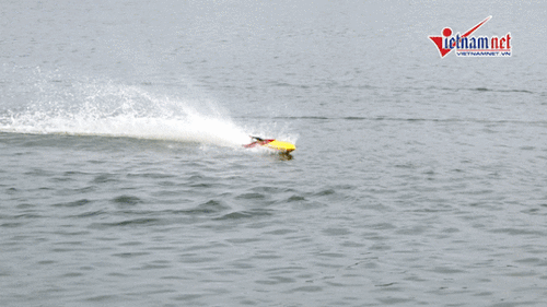 Dàn mô hình tàu siêu tốc phóng vù vù, xé nước mặt hồ Hà Nội