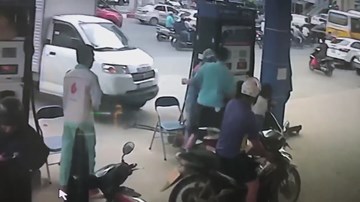 Bị nhắc tự mở nắp bình xăng, ông bố đánh nhân viên ngay trước mặt con gái
