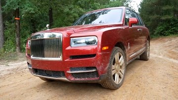 Tay chơi mang hẳn siêu xe Rolls-Royce Cullinan đi off-road