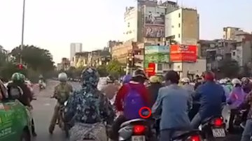 Cô gái bị móc túi giữa ngã tư, tài xế ô tô bóp còi cảnh báo