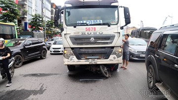 Xe ben cán chết tài xế xe ôm, đường Phạm Văn Đồng ùn tắc trong mưa