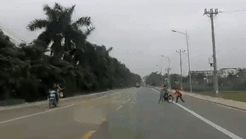 Nghe tiếng còi xe, em bé đang chơi với bạn bất ngờ lao sang đường