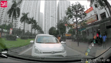 Bị chặn không cho đi ngược chiều, nữ tài xế bỏ xe vào vỉa hè đứng ‘thi gan’