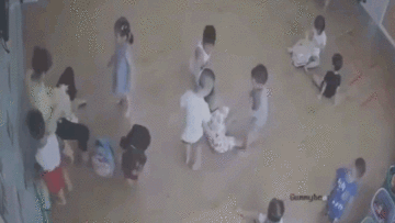 Cô giáo mầm non ngồi cách 1m không biết bé trai bị bạn 'đánh hội đồng'?