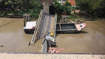 Cần cẩu gãy đôi khi cẩu xe tải trong vụ sập cầu ở Đồng Tháp