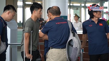 Đình Trọng chống nạng nhìn thầy Park và đồng đội đi dự King’s Cup