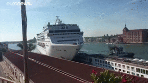 Khoảnh khắc du thuyền khổng lồ mất lái đâm bẹp tàu nhỏ ở Venice