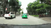 Hà Nội: Siêu xe Bentley Bentayga lấn làn ngược chiều va chạm taxi