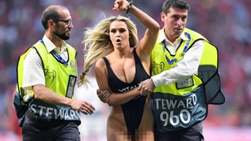 Người mẫu khoe thân làm chấn động Champions League là ai?