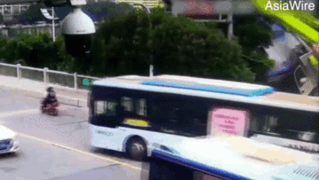 Tài xế bung cửa thoát thân khi xe cẩu bất ngờ bị lật