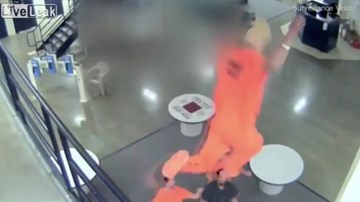 Nhảy lầu tự tử được 3 bạn tù phản xạ cực nhanh cứu mạng