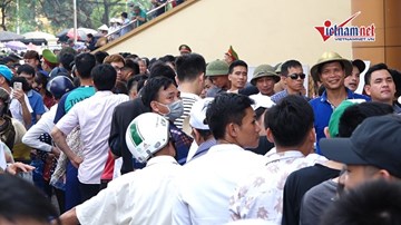 Sốt vé U23 Việt Nam - Myanmar: Người dân đội nắng xuyên trưa mua vé