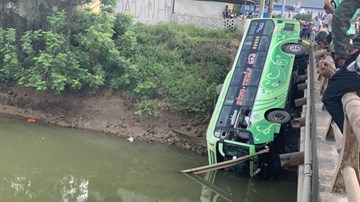 Thanh Hóa: Xe khách lao qua thành cầu rơi xuống sông, ít nhất 2 người chết
