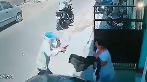 Người phụ nữ tay không đánh đuổi 2 tên cướp cầm súng