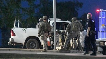 Khoảnh khắc nghi phạm xả súng hàng loạt ở Úc bị cảnh sát bắt giữ