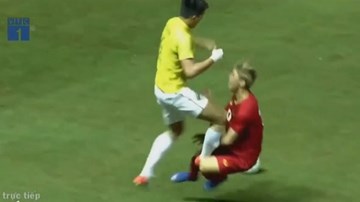 Cầu thủ Thái Lan phạm lỗi thô bạo với Công Phượng