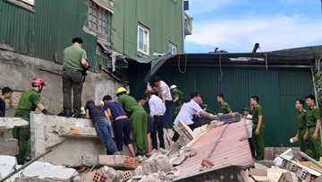 Sập nhà 2 tầng ở Hà Tĩnh, 2 người mắc kẹt trong đống đổ nát