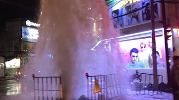 Xuất hiện 'vòi rồng' phun lên từ giữa đường phố Sài Gòn