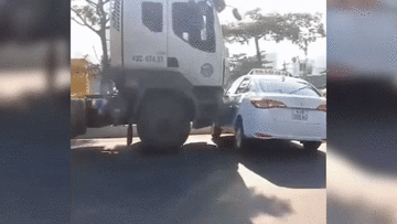 Xe container ủi xe taxi hàng chục mét trên đường