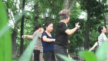 Xem các cụ bà U80 nhảy hip hop cực 'sung'