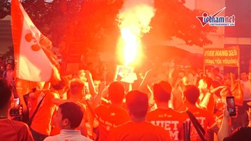 CĐV đốt pháo sáng ngập cổng sân Việt Trì, cổ vũ U23 Việt Nam đấu Myanmar