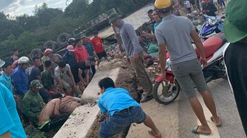 Hàng chục người hợp sức cứu 1 phụ nữ bị khối bê tông đè tại Mộc Châu